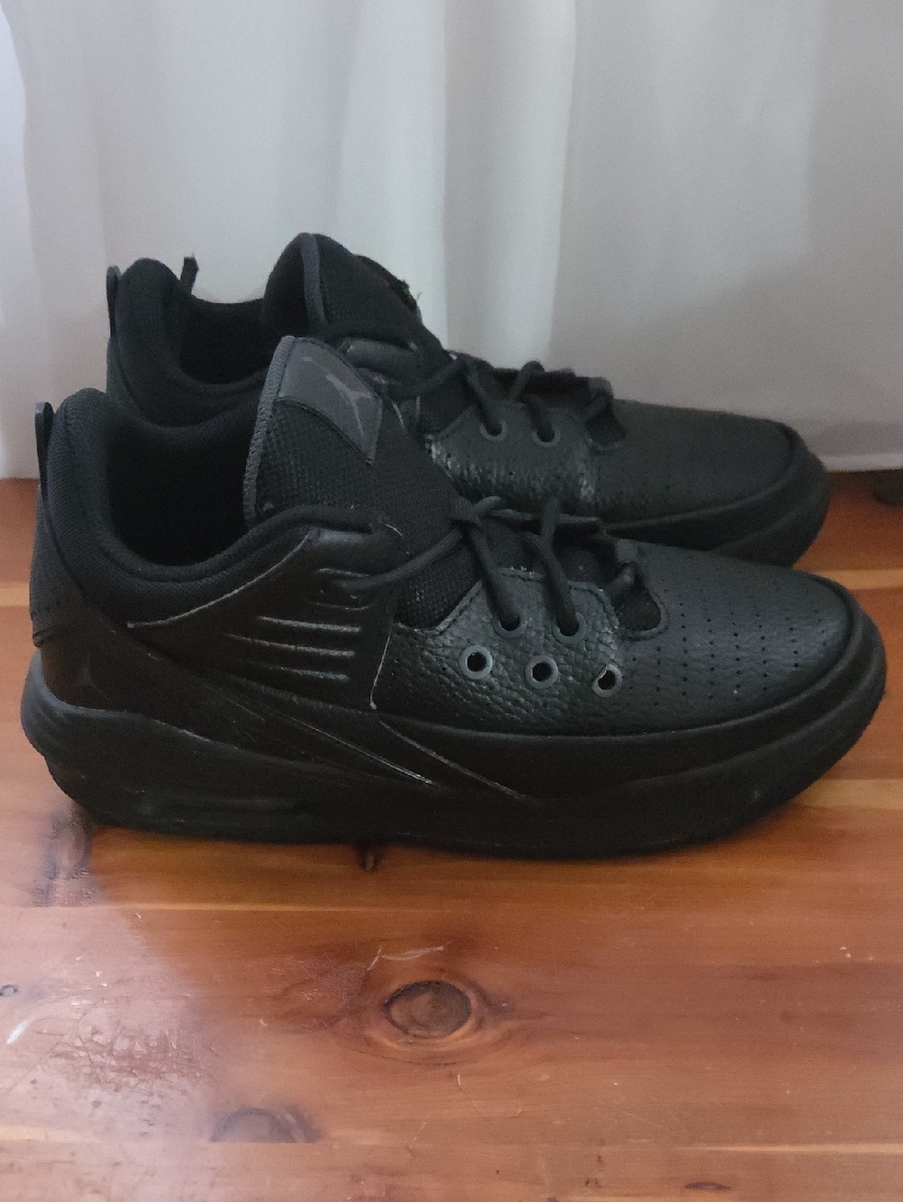 Air Jordan Sneakers, Y 6 - Picture 2 of 4